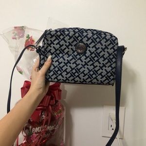 Tommy Hilfiger cross body bag + matching wallet